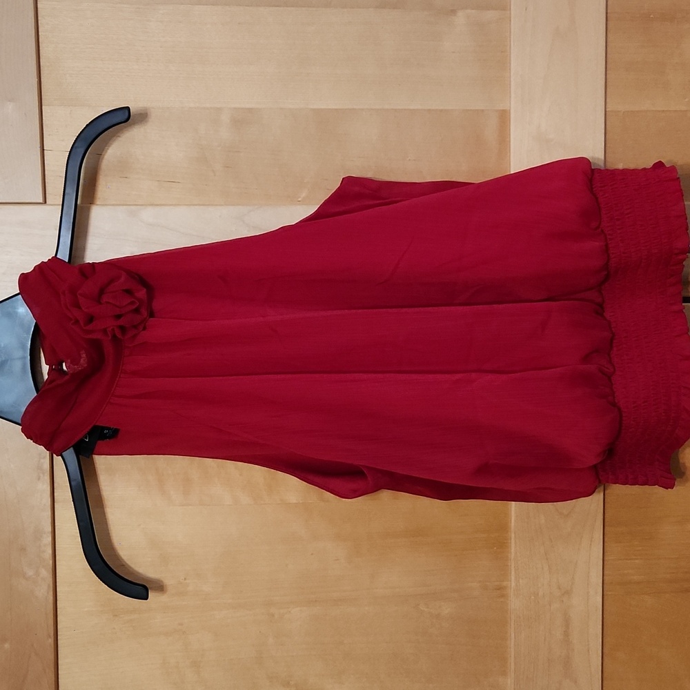 Red Rose Women’s Top. 100% Polyester, With Lining.